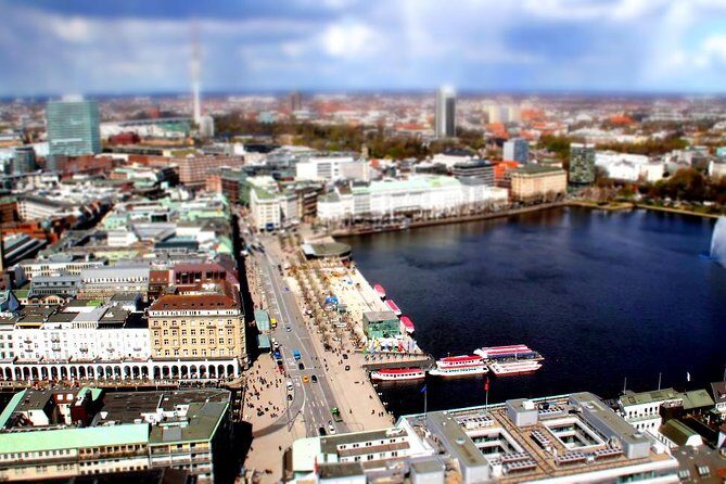 10 secrets of Hamburg's old town - exciting scavenger hunt tour - Rathausmarkt and the Hamburg Town Hall: start where the city speaks