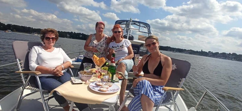 4h Harbor and Castle Sightseeing Cruise, our most booked! - Why a private Potsdam harbor cruise feels different