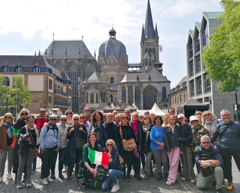 Aachen classic walking tour - Meet at the Aachen Tourist Board with Sara and the Italian flag