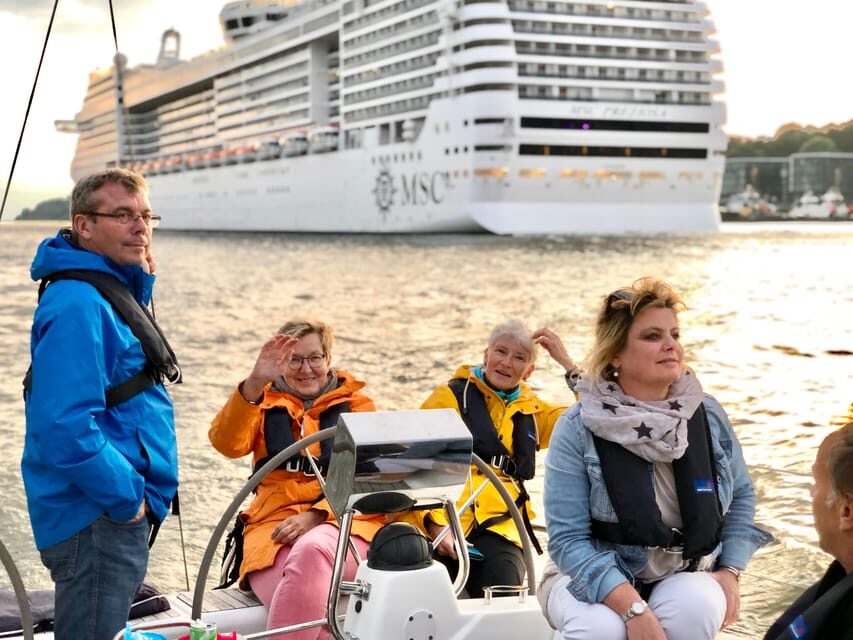 "After Work" - Sailing-Yacht Cruising Event, Hamburg/Elbe - The skipper makes the harbor make sense