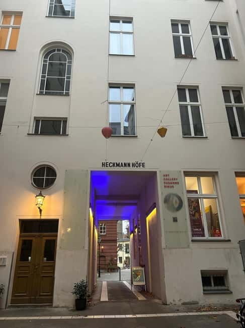 Alternative tour of Berlin in Spanish - Kopi District and Yaam Market: Punk Politics Meets African Food