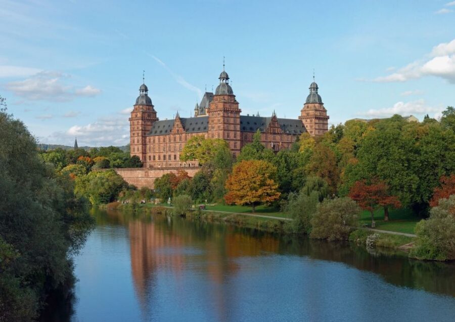 Aschaffenburg: Private Guided Walking Tour - Schloss Johannisburg: seeing the art collection angle up close