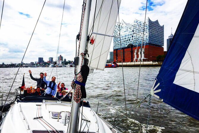 Authentic Sailingtrip "Beyond the Borders of the Port of Hamburg" - Meet-up at Das Feuerschiff LV 13 and how the session runs