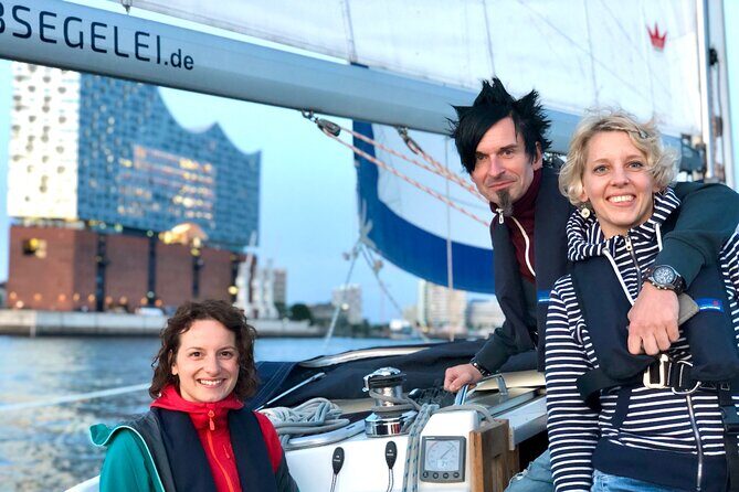 Authentic Sailingtrip "Beyond the Borders of the Port of Hamburg" - The 4-hour route: harbor borders, Wedel, and back