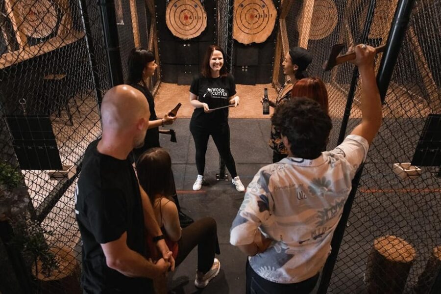 AXE THROWING EXPERIENCE IN BERLIN - Coaching That Helps First-Timers Throw Like They Mean It