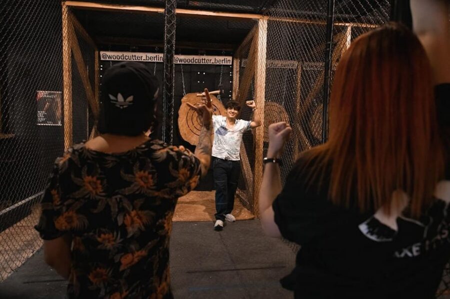 AXE THROWING EXPERIENCE IN BERLIN - Warm-Up Games, a Friendly Tournament, and Unlimited Throws