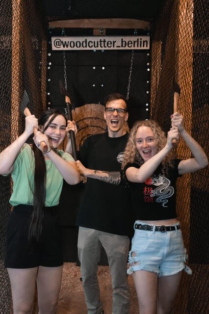 AXE THROWING EXPERIENCE IN BERLIN - Safety Briefing and Gear Rules That Matter More Than You Think