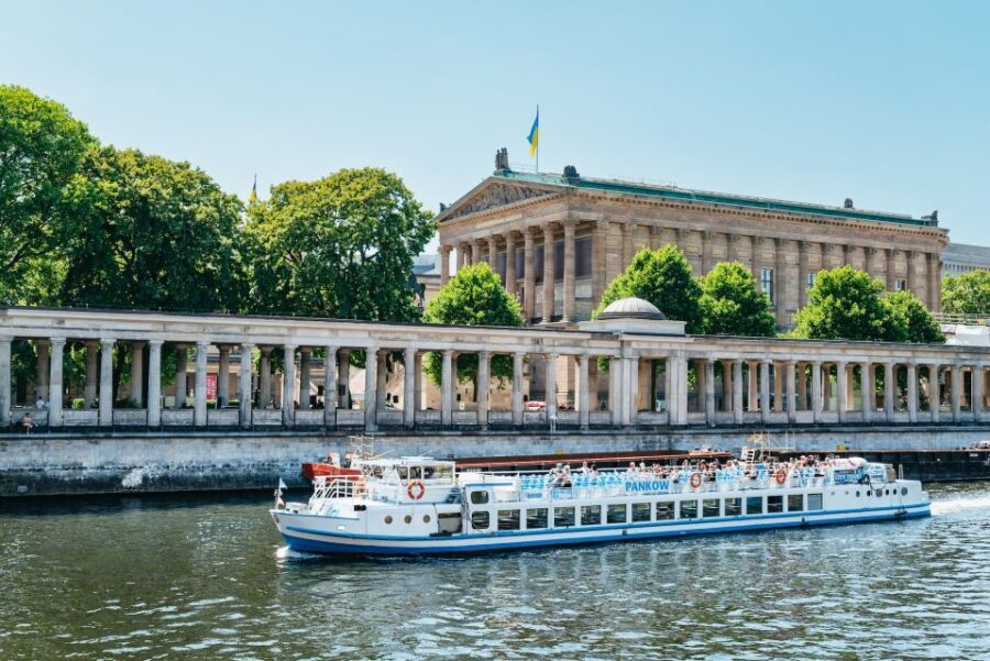 Berlin: 1-Hour City Tour by Boat with Guaranteed Seating - Getting to the boat: Friedrichstraße and Am Weidendamm meetup