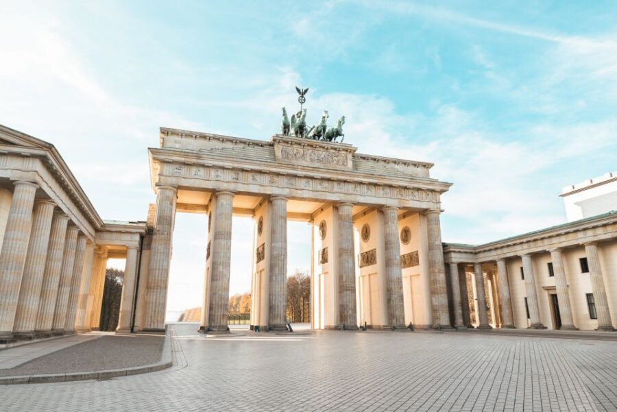 Berlin: 1-Hour Guided Tour of the Historic Center - Brandenburg Gate and Pariser Platz: the power corridor in two photo stops