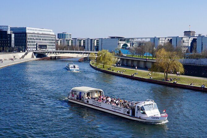 Berlin: 1-hr Boat Tour with Bilingual Live Guide (DE/EN) - The panoramic glass ships (MS Carola and MS Franziska) and the view game