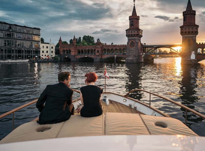 Berlin: 1h Boutiquestyle-Cruise on the Electric FITZGERALD - Drinks and snacks on board: make the cruise feel like a lounge