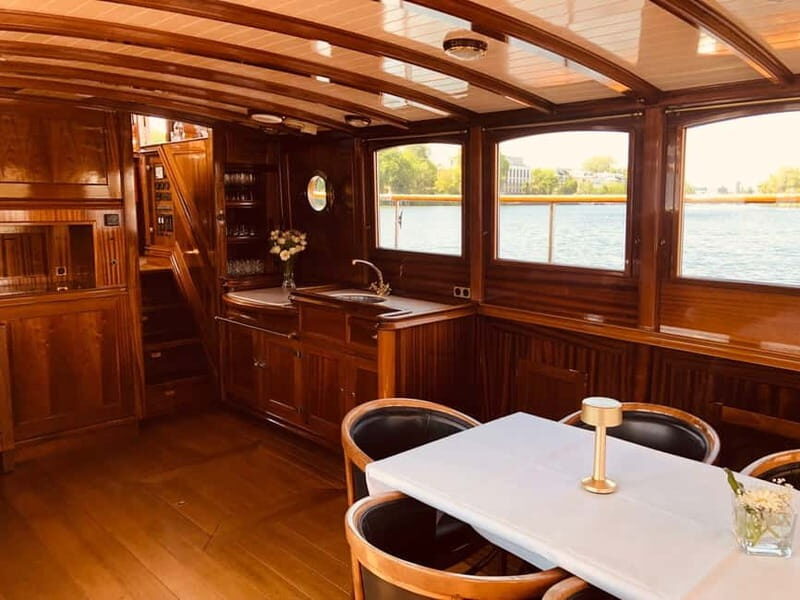 Berlin: 1h Boutiquestyle-Cruise on the Electric FITZGERALD - Government district sights: Reichstag, Chancellery, Bellevue, and more
