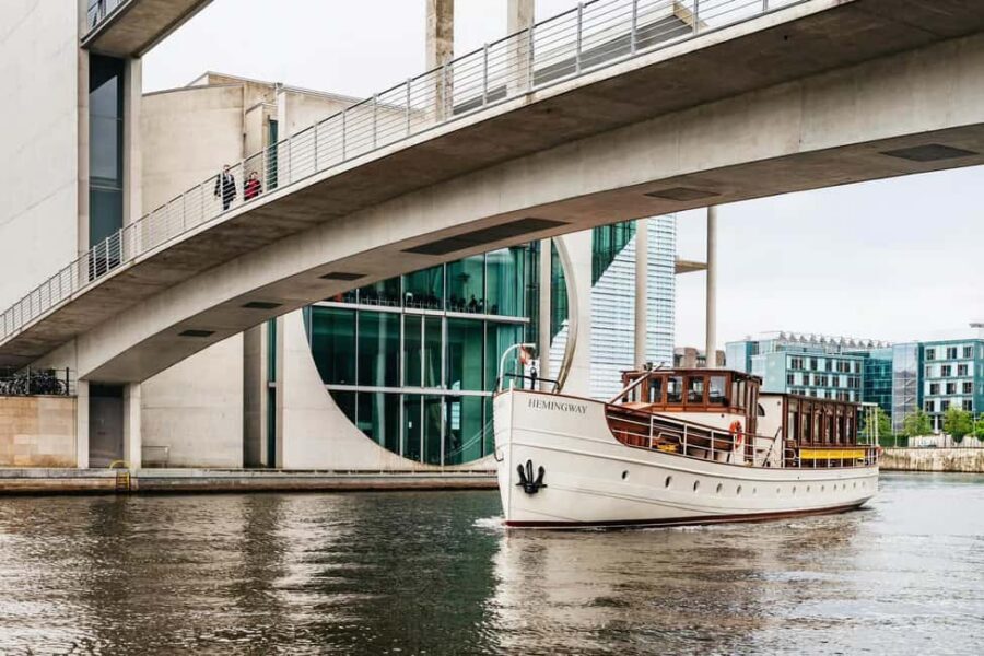 Berlin: 1h Boutiquestyle-Cruise on the Historic HEMINGWAY - A 1908 ship with a quiet electric engine