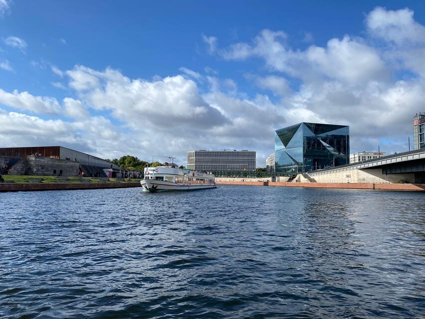 Berlin: 3.5-Hour Sightseeing Cruise on the Spree River - The Spree to Charlottenburg: From Lock Transition to Palace Views