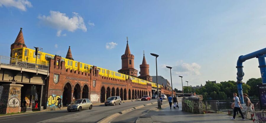 Berlin: 3-hour bike tour - A journey through time in the capital - Riding with guides who bring the stories to life