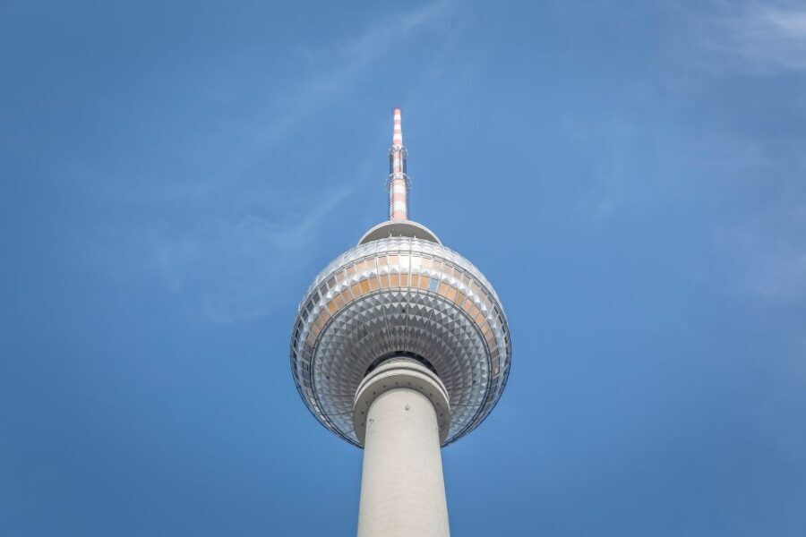 Berlin: 3-Hour Private Tour in French or Italian - Choosing your stops: from the Reichstag to KaDeWe and Charlottenburg Palace