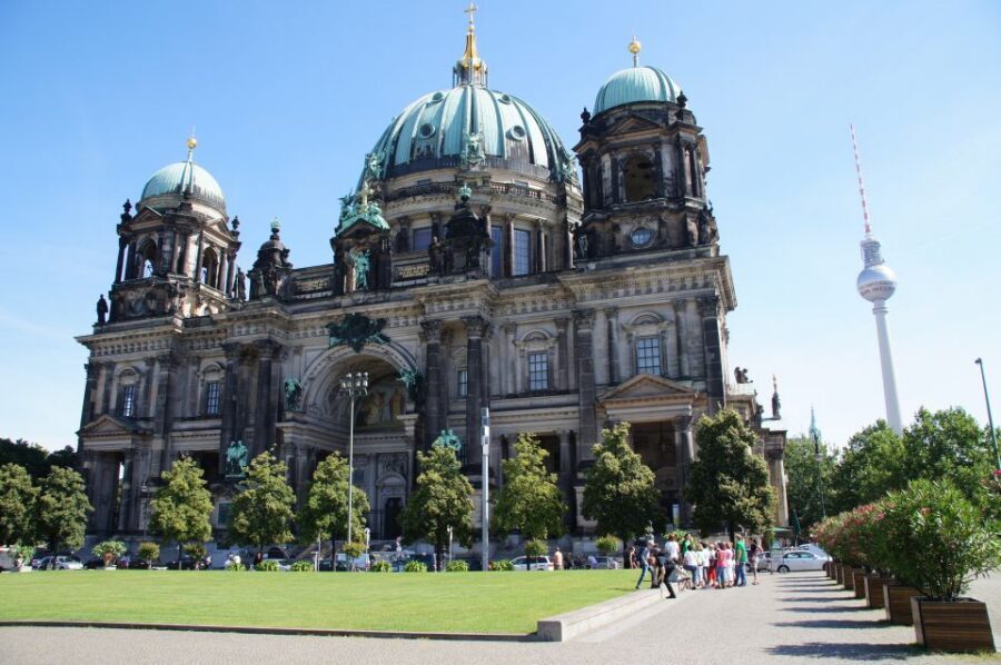 Berlin: 4-Hour Guided Highlights Tour in Spanish - Potsdamer Platz: modern Berlin after the rupture