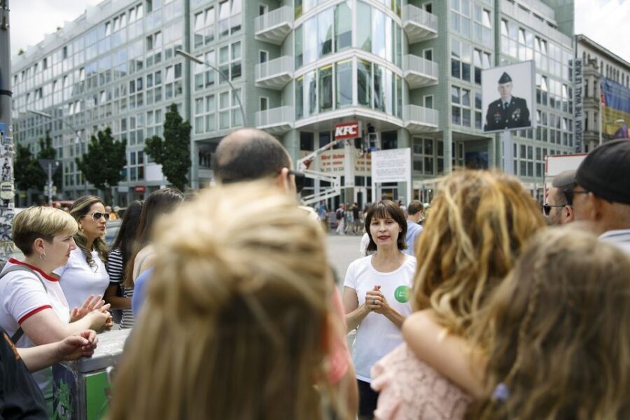 Berlin: 4-Hour Guided Highlights Tour in Spanish - Alexanderplatz meetup: start where transit and landmarks collide