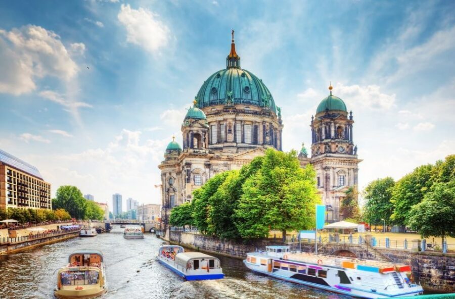 Berlin and Hamburg: Shore Excursion Tour Package - Two Cities, One Cruise Stop Schedule: Warnemünde Berlin vs. Kiel Hamburg
