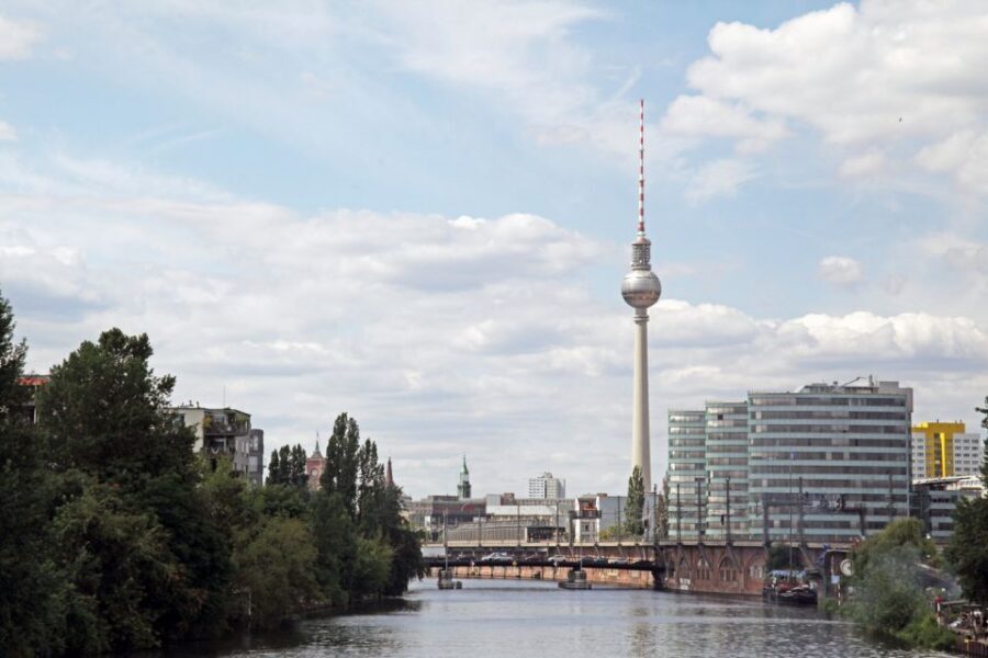 Berlin: Berlin Wall and the Cold War Walking Tour - What the guide does well: story structure, engagement, and clarity