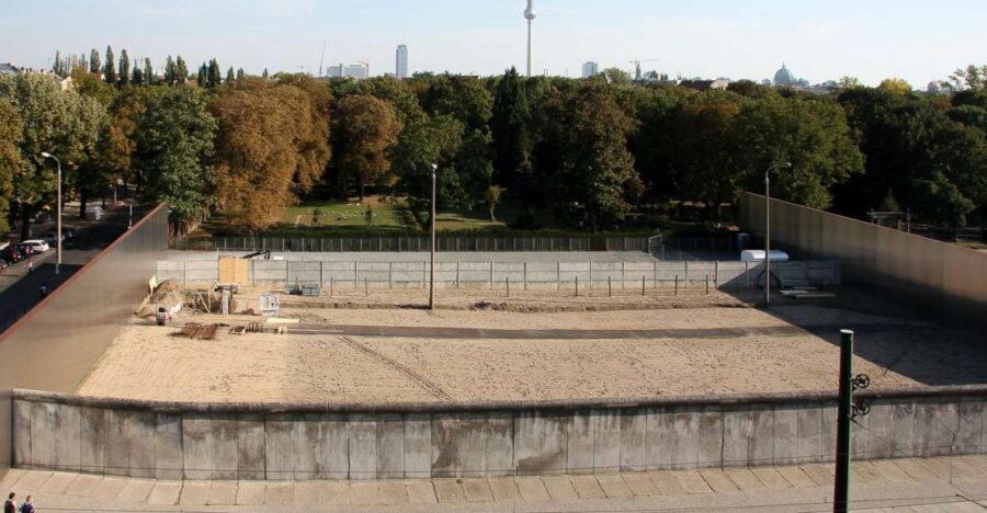 Berlin: Berlin Wall and the Cold War Walking Tour - How to get the most out of a memorial walk (without turning it into a checklist)