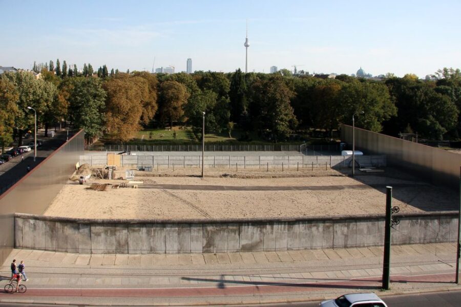 Berlin: Berlin Wall and the Cold War Walking Tour - Your 2-hour walking route: start, transit, and the memorial focus