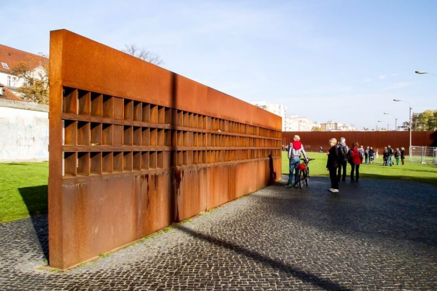 Berlin: Berlin Wall Tour Berlin East West - Why this Berlin Wall East-West tour hits harder than a photo stop