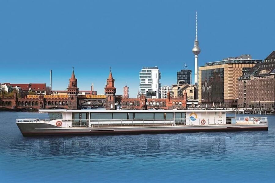 Berlin boat tour| Berlin highlight tour with solar boat on the Spree - Where you start: Oberbaum Bridge area near nhow Hotel