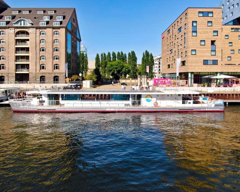 Berlin boat tour| Berlin highlight tour with solar boat on the Spree - The first highlight stretch: Oberbaum Bridge and East Side Gallery