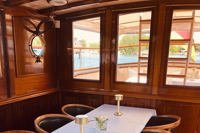 Berlin Boot Sightseeing Tour on Electric Private Yacht - Commentary and viewing: how to get the most out of the hour