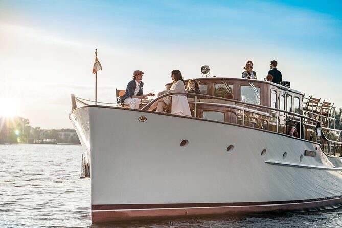 Berlin Boot Sightseeing Tour on Electric Private Yacht - Your 60-minute route: landmarks you’ll pass and why they matter