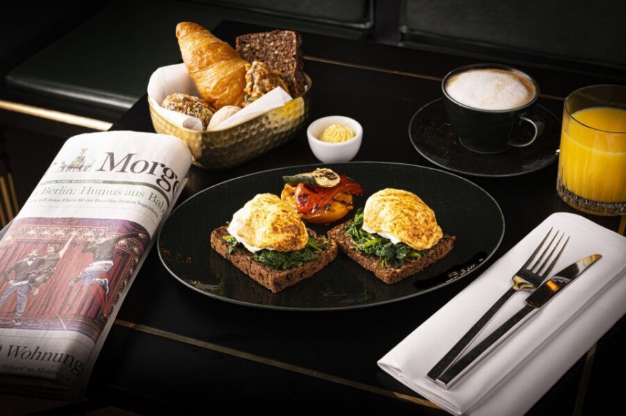 Berlin: Breakfast at Café Wintergarten - How the breakfast works: pick a menu and get it served