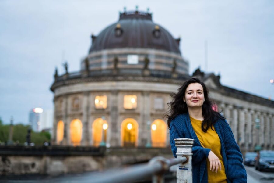 Berlin by Night: Private Photoshoot at Illuminated Cityscape - Style and posing: why the fashion-leaning approach helps