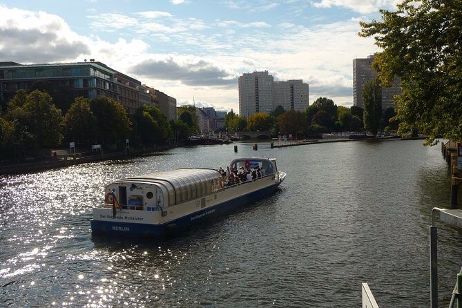 Berlin Capital 4-Course Sunset Dinner Cruise Including Drinks - What this Berlin sunset cruise feels like in real life