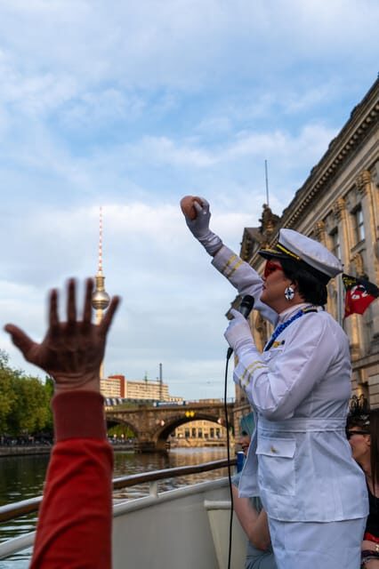 Berlin: Christmas cruise on the Spree with drag queen Audrey. - Language and Suitability: Plan Around German and the Ship Setup