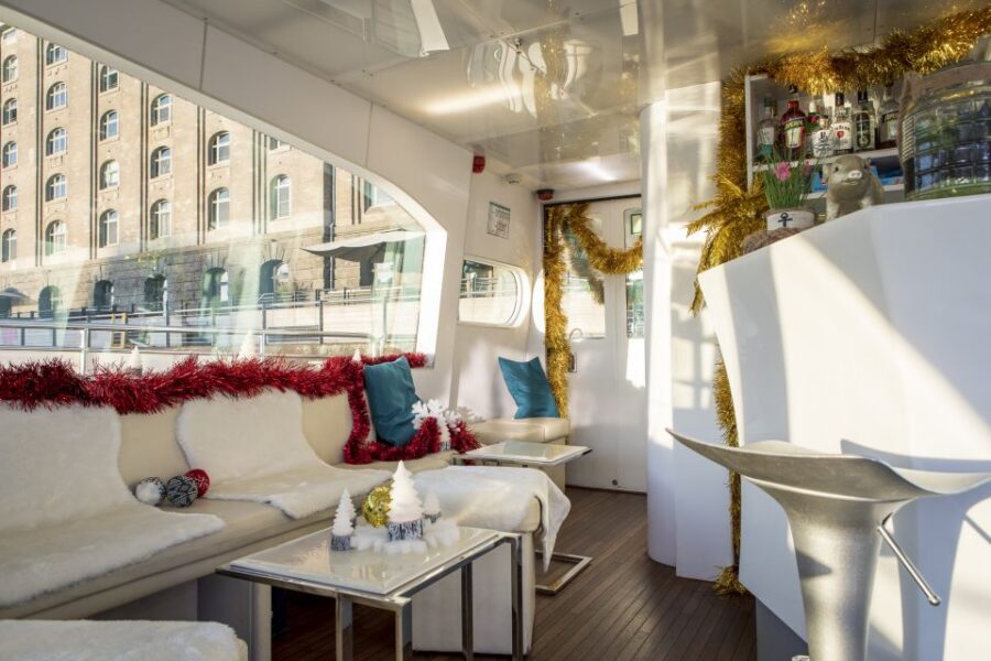 Berlin: Christmas Sightseeing Boat Tour - Berlin’s main train station and the House of World Cultures (pregnant oyster)