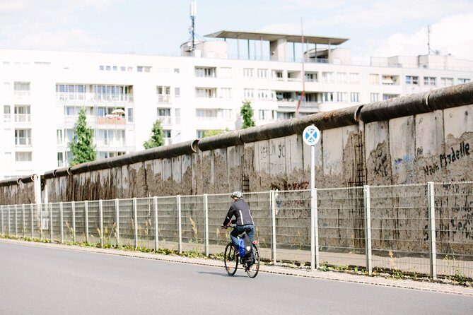 Berlin City Bike Tour with Beer Garden Stop - Brandenburg Gate, Tiergarten, and the New Government Quarter: Big Symbols on Real Streets