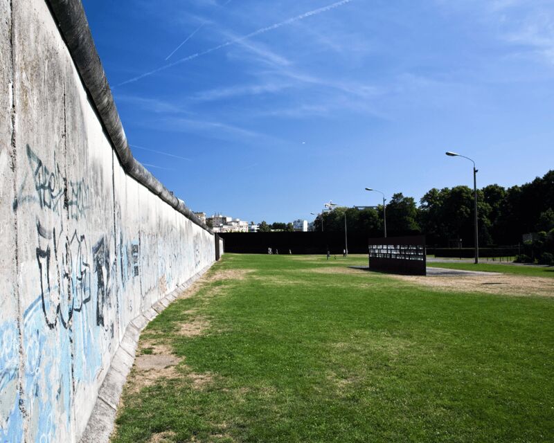 Berlin: Cold War History and Berlin Wall Guided Walking Tour - Brandenburg Gate: the story opens with a symbol