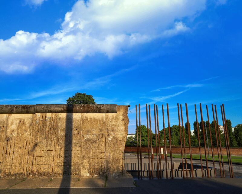 Berlin: Cold War History and Berlin Wall Guided Walking Tour - Getting started outside Hopfingerbräu near the Brandenburg Gate