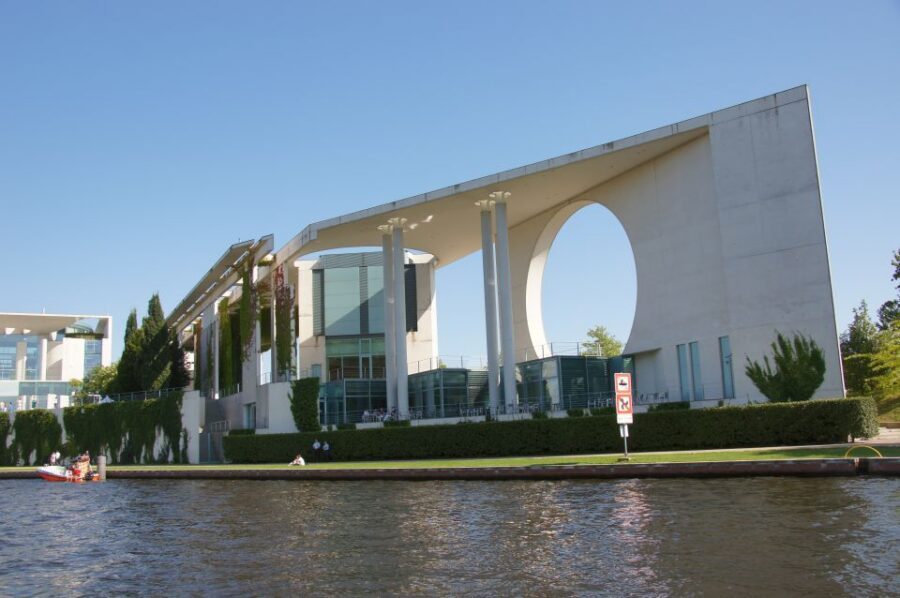 Berlin: Dinner Cruise on the Spree with Prosecco - A Sunset Dinner Ride on the Spree: What the 150 Minutes Feel Like