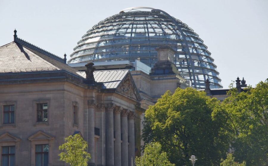 Berlin: Dinner Cruise on the Spree with Prosecco - Drinks, the Bar, and the Cash-Only Rule