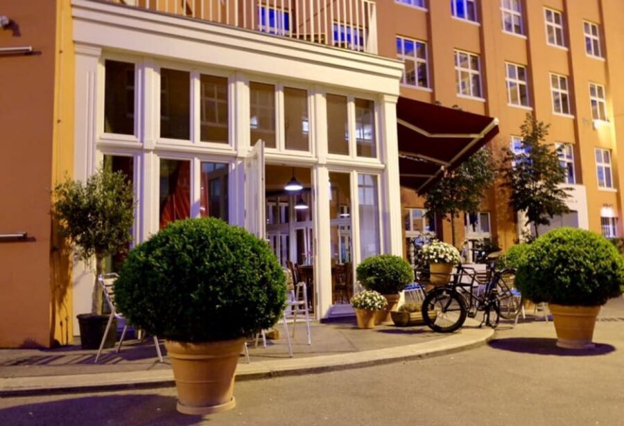 Berlin: Dinner in the Dark - The softly lit foyer: drink first, then choose your dinner