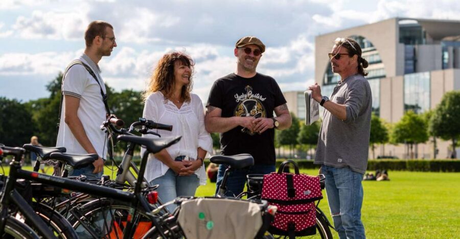 Berlin: E-Bike Tour of the Berlin Wall and Mitte Highlights - Mauerpark and the border line through everyday city space