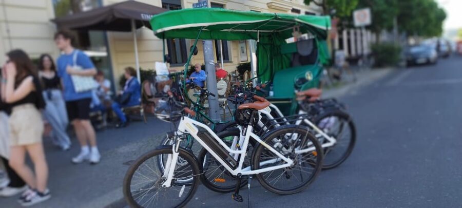 Berlin (E)Bike Tour Historical Highlights in Small groups - E-bike comfort vs rickshaw ease in crowded Mitte
