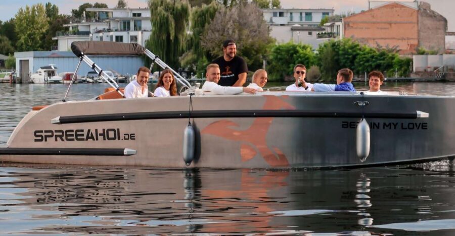 Berlin: Electric Boat Rental for self-driving 2 hrs - Getting To the Garden Port Near Grünau (and Not Stressing)