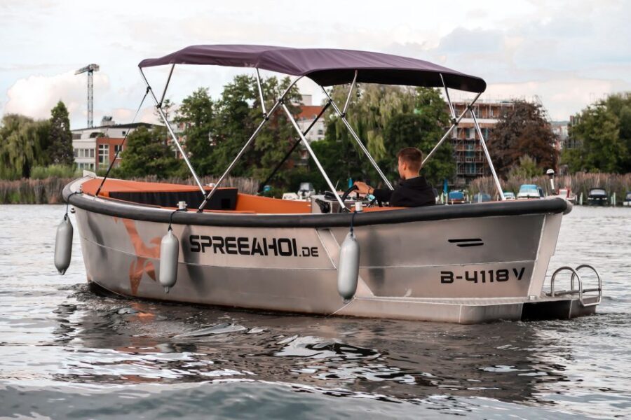 Berlin: Electric Boat Rental for self-driving 2 hrs - The Route Highlights: Dahme to Treptow, Kreuzberg, Rummelsburg, and Müggelsee