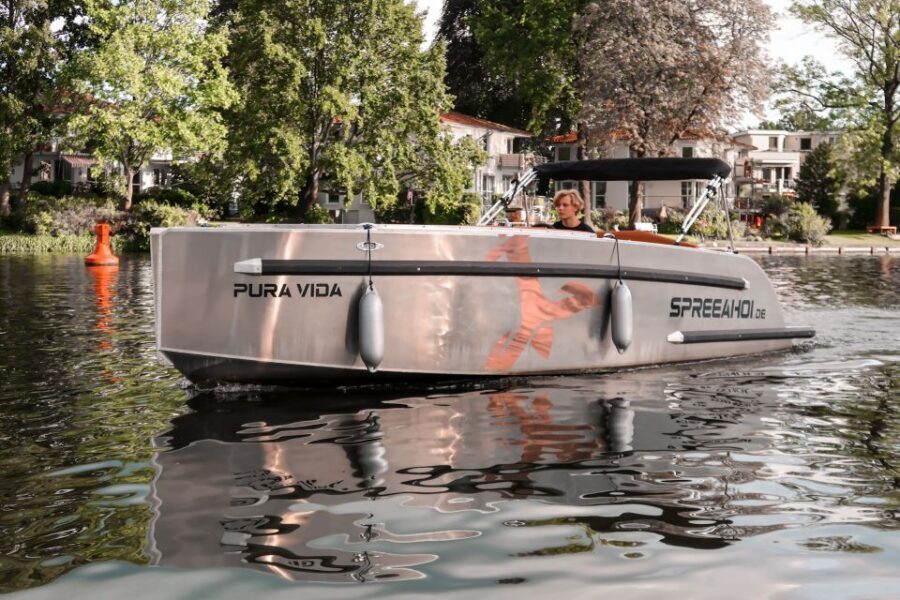 Berlin: Electric Boat Rental for self-driving 2 hrs - Dogs Welcome: A Boat Day That Doesn’t Exclude