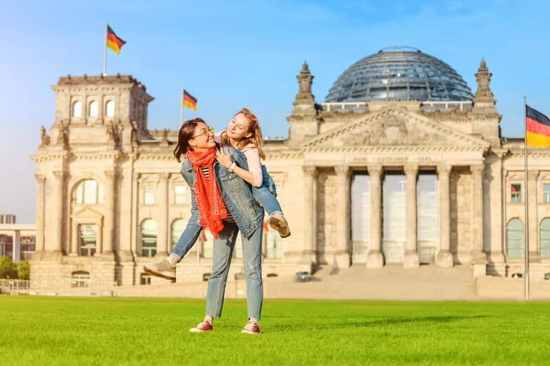 Berlin Essentials: Private Photoshoot at Berlin's top sites - How a private photographer keeps you from looking stiff