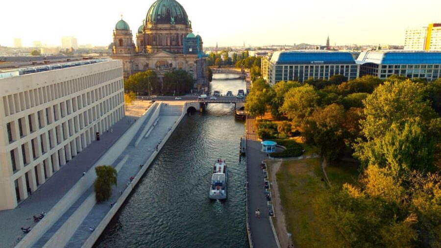 Berlin: Evening Boat Cruise – Romance & Moonlight - Entering the right mood: what this cruise actually feels like