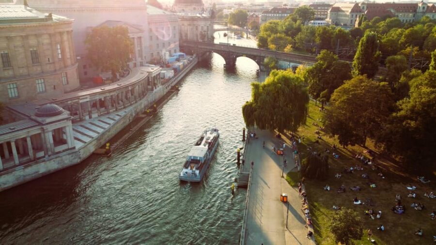 Berlin: Evening Boat Cruise – Romance & Moonlight - The Spree route: what you’ll see and why it looks good at night